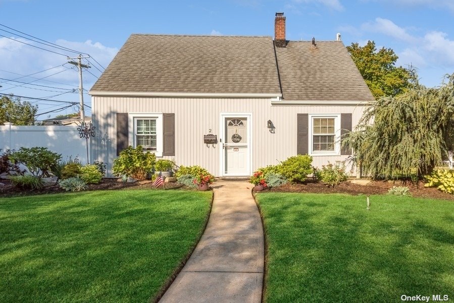 Chapel Ln, Levittown, NY 11756