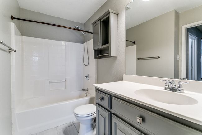 The second bathroom has a bathtub, great storage and plenty of counter space. | Image 29