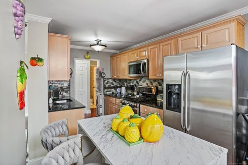 unit-5e-2370 North Ave, Bridgeport, CT, 06604-2329 | Card Image