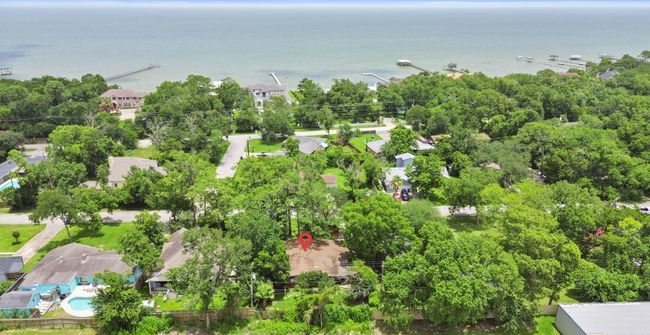 Just a short stroll from the bay, enjoy refreshing coastal breezes year-round. | Image 31