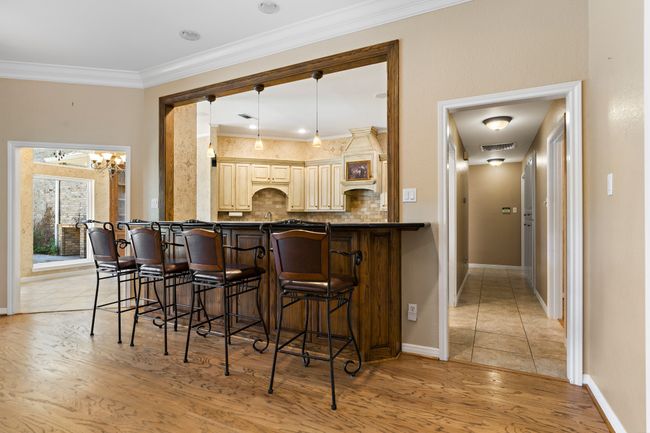 Eat-at-bar with onyx pendent lights | Image 6