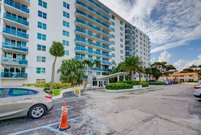 2M - 7501 E Treasure Dr, Condo with 2 bedrooms, 1 bathrooms and null parking in North Bay Village FL | Image 2