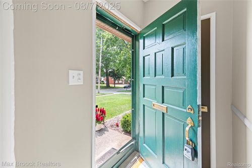 437 Meadow Ln, Rochester, MI, 48307-2221 | Card Image