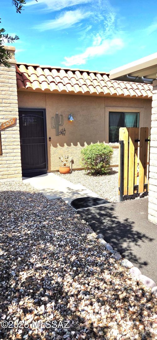 8925 E Calle Diego, Tucson, AZ, 85710-7323 | Card Image