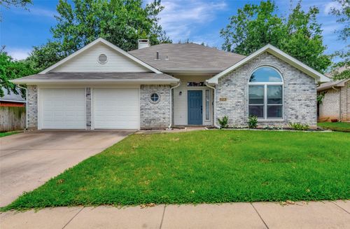 2705 Canterbury St, Euless, TX, 76039-7831 | Card Image
