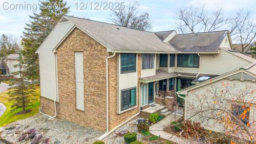 7258 Creeks Bend Ct, West Bloomfield, MI, 48322-3523 | Card Image