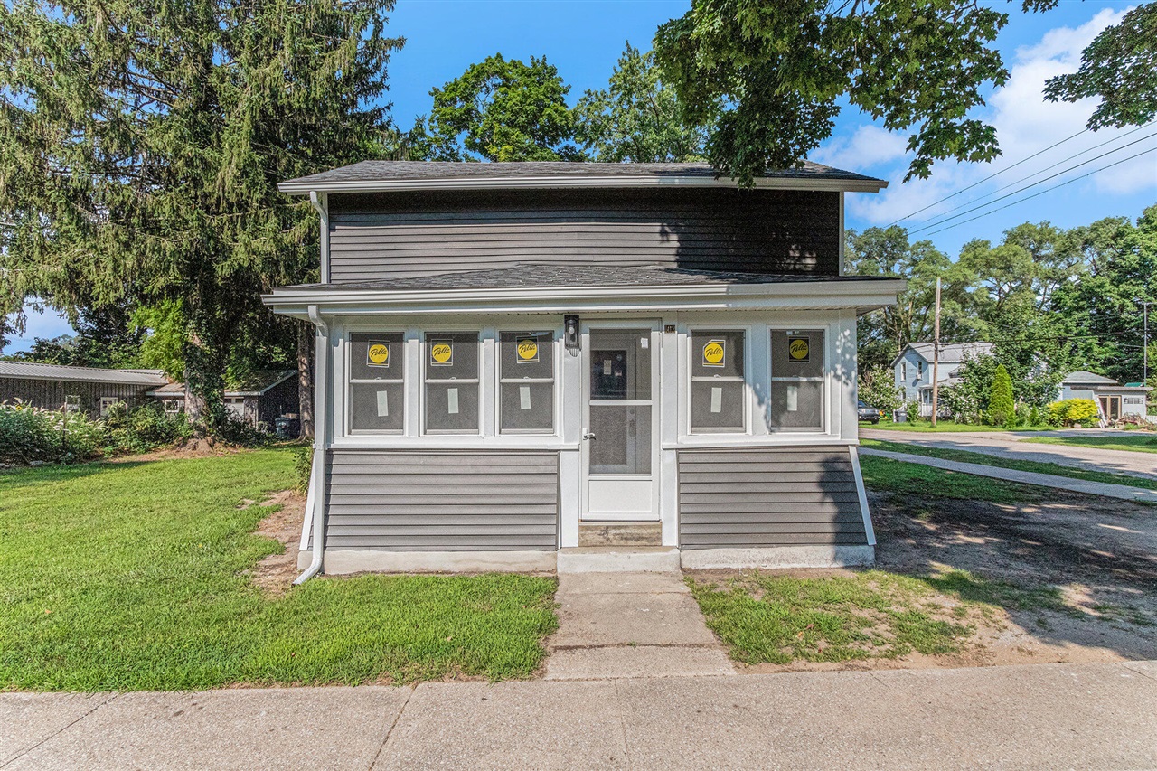 Mary St, Hartford, MI 49057