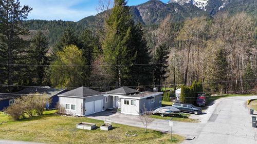 1110 Laramee Rd, Brackendale, BC, V0N1H0 | Card Image