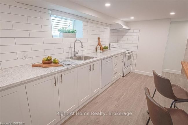 341 Vancouver St, House other with 4 bedrooms, 2 bathrooms and 5 parking in London ON | Image 11