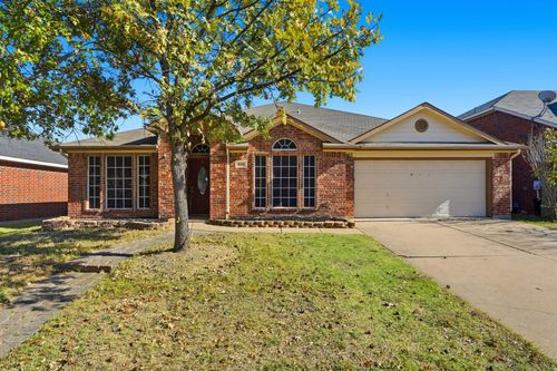 915 Hidden Oaks Dr, Burleson, TX, 76028-6051 | Card Image