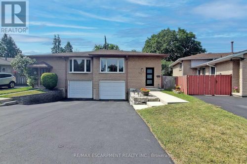 380 Magnolia Dr, Hamilton, ON, L9C6N7 | Card Image