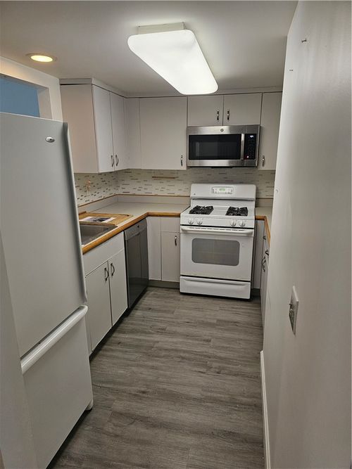 37 Lawton Brook Ln, Portsmouth, RI, 02871-1031 | Card Image