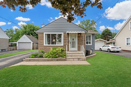 6140 Collins Dr, Niagara Falls, ON, L2G2S2 | Card Image