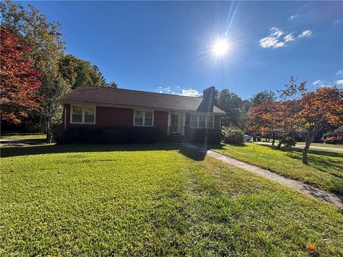 911 Russell Ave, Reidsville, NC, 27320-4534 | Card Image