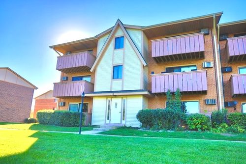7-9 Cedar Ct, Vernon Hills, IL, 60061-3027 | Card Image
