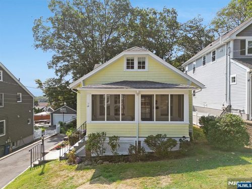 12 Amos St, West Orange, NJ, 07052-5001 | Card Image