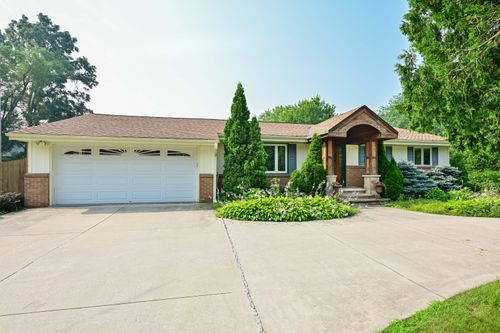 8211 W Evergreen Rd, Mequon, WI, 53097-3015 | Card Image