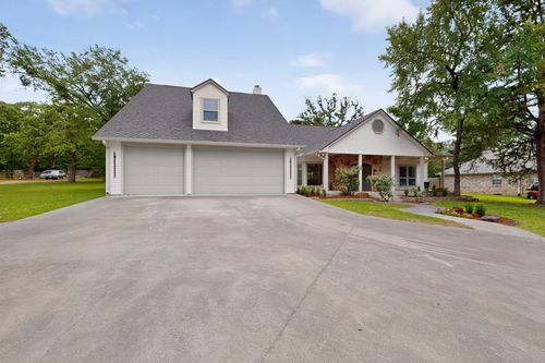 715 Kiowa Drive E, Gainesville, TX, 76240 | Card Image