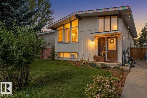 8808 43 Ave Nw, Edmonton, AB, T6K1A7 | Card Image
