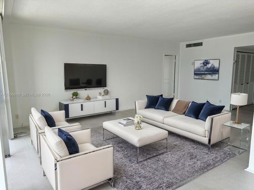 523-900 Bay Dr, Miami Beach, FL, 33141-5623 | Card Image