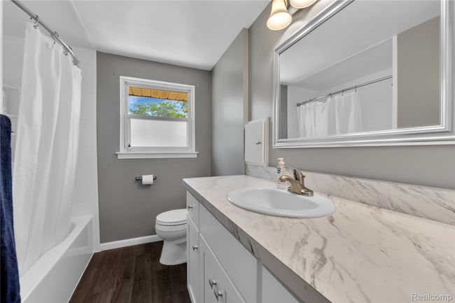 upstairs full bath | Image 13