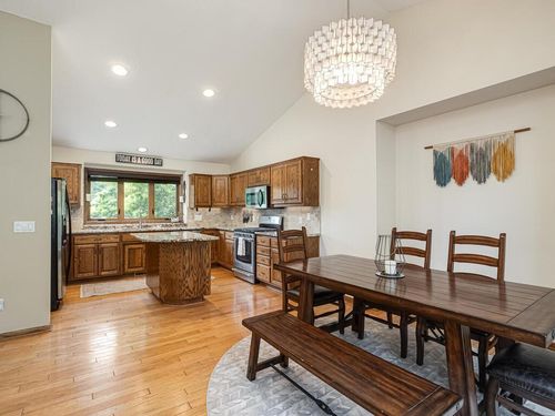 1816 Commonwealth Dr, Burnsville, MN, 55337-8515 | Card Image