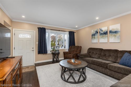 22300 Grove Pointe St, Saint Clair Shores, MI, 48081-1652 | Card Image