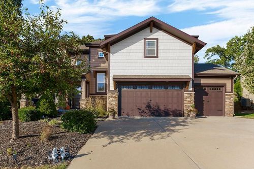 9726 Apple Blossom Ln, Parkville, MO, 64152-3110 | Card Image
