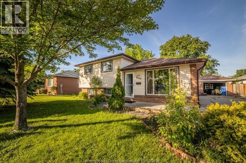 3018 Grandview St, Windsor, ON, N8T2L9 | Card Image