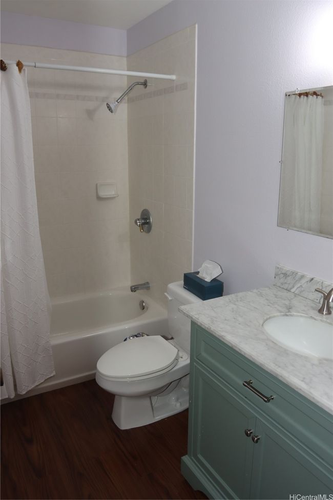 Upstairs bathroom | Image 10