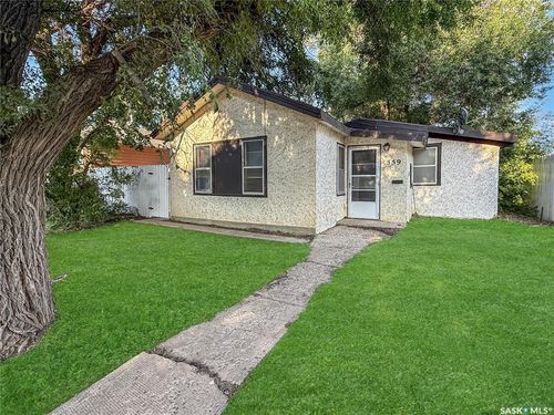 359 6 Th Ave Se, House with 2 bedrooms, 1 bathrooms and 3 parking in Swift Current SK | Card Image