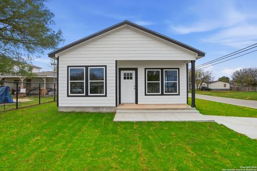 700 8th St, Floresville, TX, 78114-1804 | Card Image