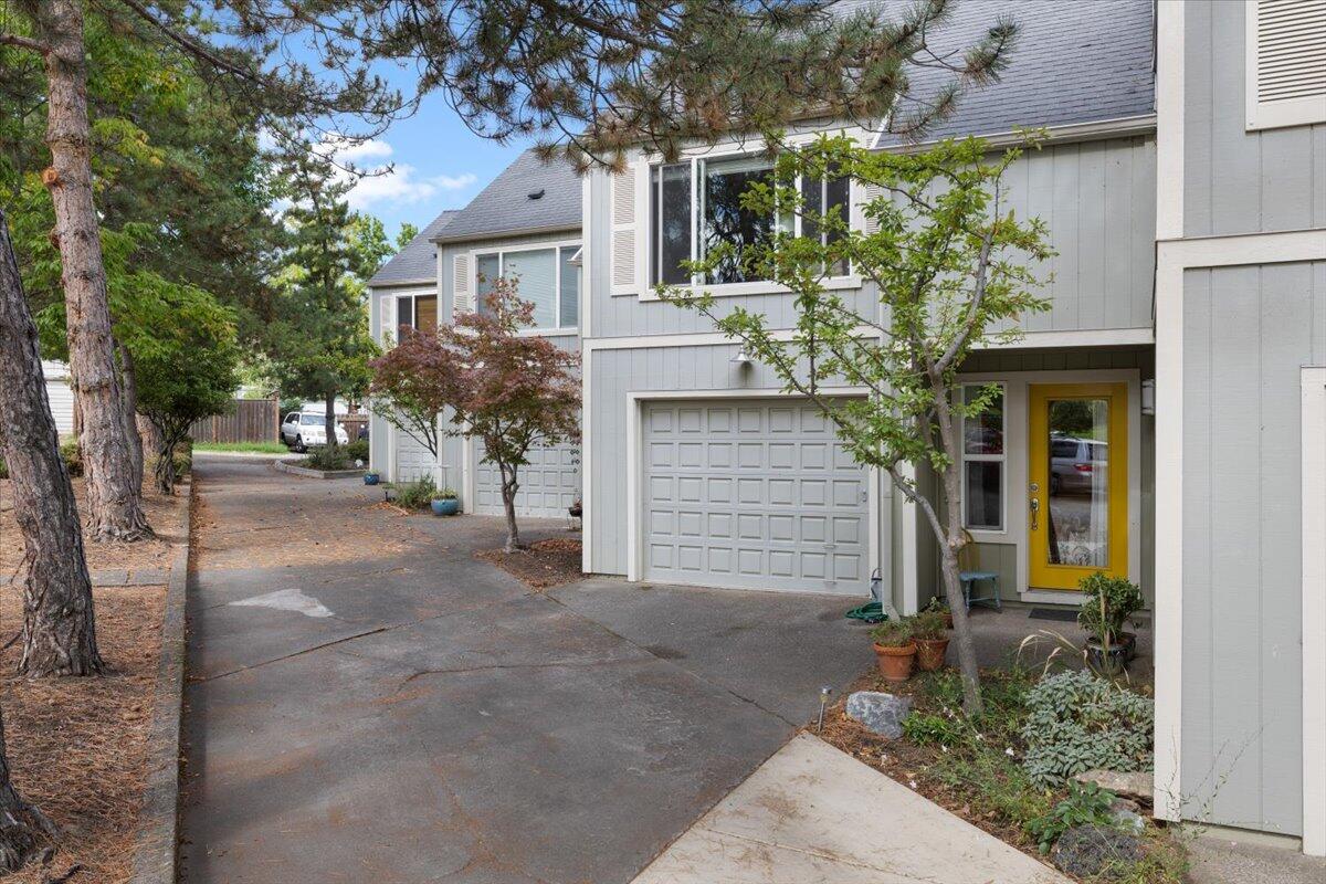 Larkin Ln, Ashland, OR 97520