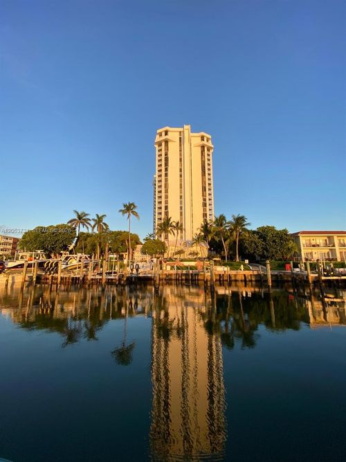 301-4000 Towerside Ter, Miami Shores, FL, 33138-2236 | Card Image