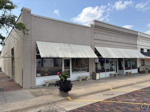 331 Broadway St, Cottonwood Falls, KS, 66845-2884 | Card Image