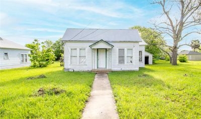 509, 511 S Saint Andrews Street, House other with 2 bedrooms, 2 bathrooms and null parking in Weimar TX | Image 2