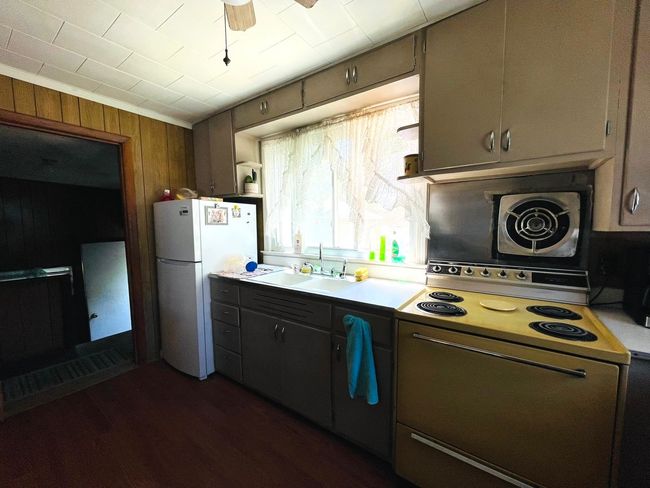 1215 E Main St, House other with 3 bedrooms, 1 bathrooms and 12 parking in Streator IL | Image 10