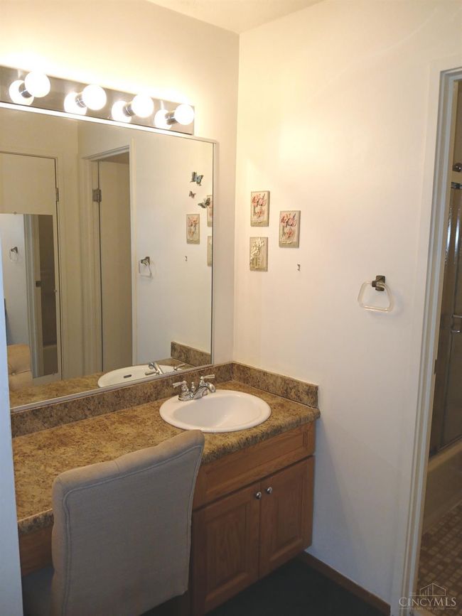 5292 Eaglesnest Dr, Condo with 2 bedrooms, 2 bathrooms and null parking in Cincinnati OH | Image 9