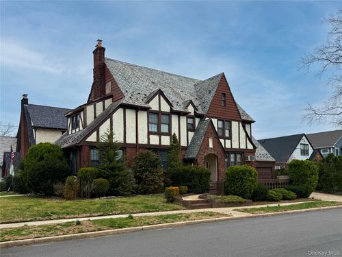 59 Willow St, Floral Park, NY, 11001-3401 | Card Image