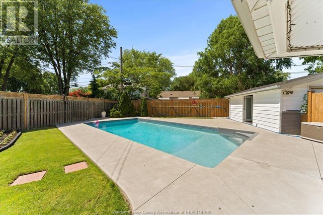 1568 St Gabriel Crt, Home with 3 bedrooms, 2 bathrooms and null parking in Windsor ON | Image 7