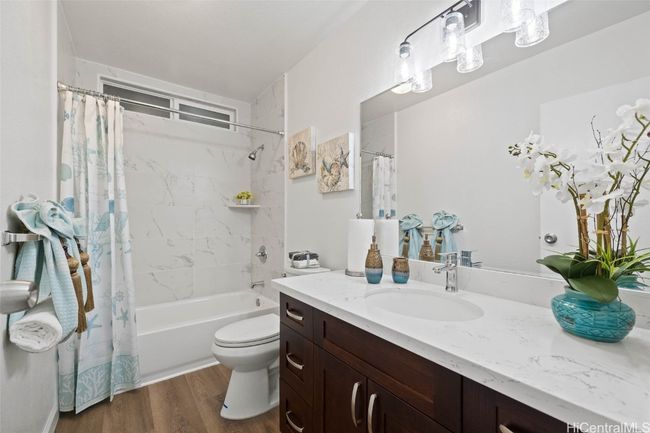 Hall Bathroom | Image 18