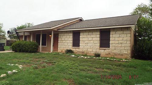 126 Hillcrest Dr, La Vernia, TX, 78121-9401 | Card Image