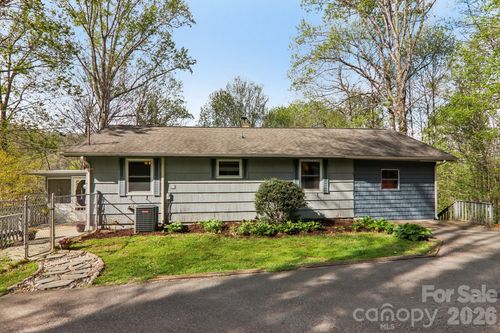 74 Link Cir, Maggie Valley, NC, 28751-9700 | Card Image