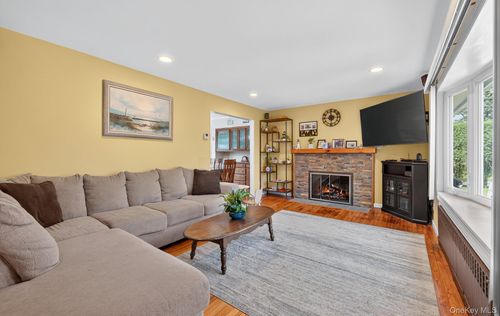 335 Mccall Ave, West Islip, NY, 11795-4108 | Card Image