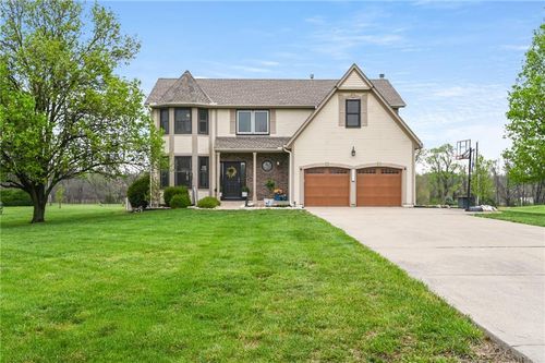 8590 Oak Country Ln, De Soto, KS, 66018-8397 | Card Image