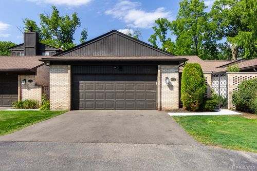 4122 Wabeek Lake Dr S, Bloomfield Hills, MI, 48302-1660 | Card Image
