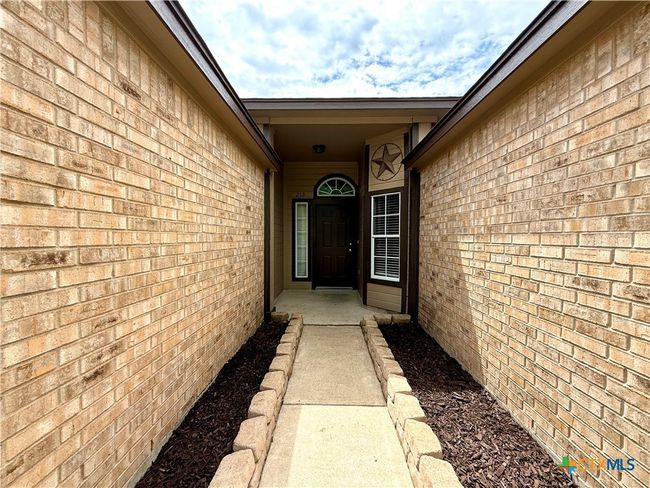 213 Summerside Ave, House other with 3 bedrooms, 2 bathrooms and null parking in Lockhart TX | Image 4