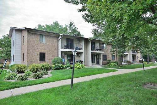 1686 S Carriage Lane, New Berlin, WI, 53151 | Card Image