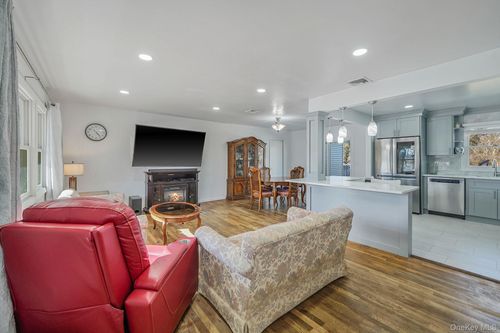 125 Lower Sheep Pasture Rd, East Setauket, NY, 11733-1216 | Card Image