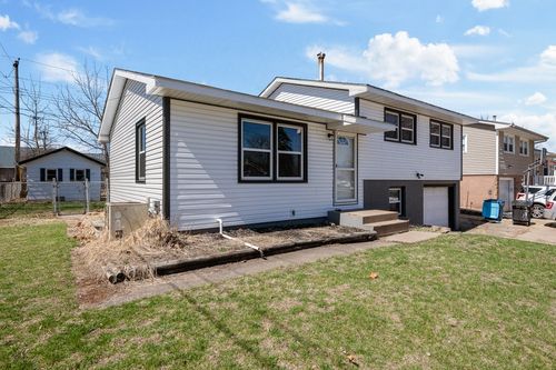 8012 10th St W, Rock Island, IL, 61201-7740 | Card Image